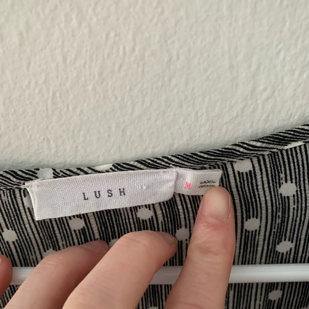 Women’s blouse size medium from Nordstrom’s - Picture 6 of 7